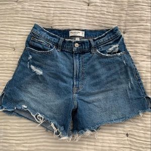 Abercrombie curve love high rise 4” mom shorts